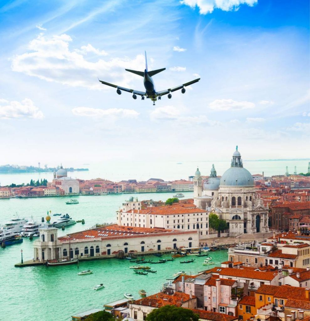 Avião sobrevoando Veneza e o Grande Canal na Basílica de Santa Maria della Salute.