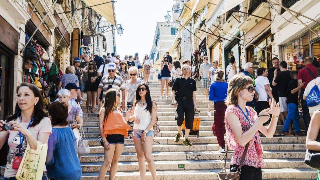 Movimentada faixa de pedestres da cidade de Veneza, Itália.