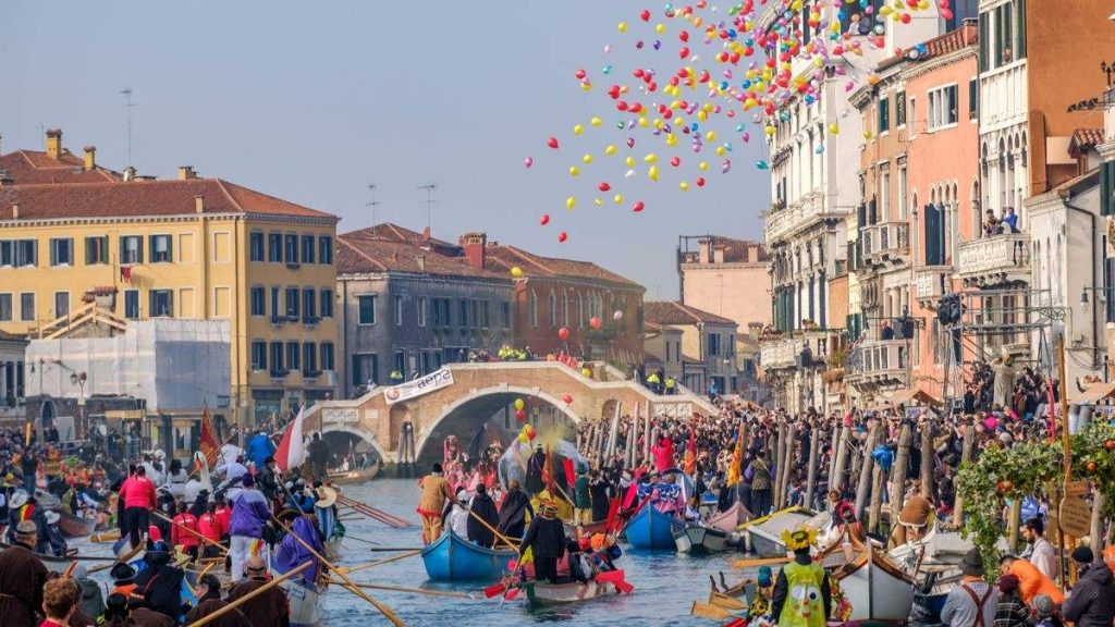 Desfile tradicional das máscaras venezianas, no carnaval de Veneza, Itália.
