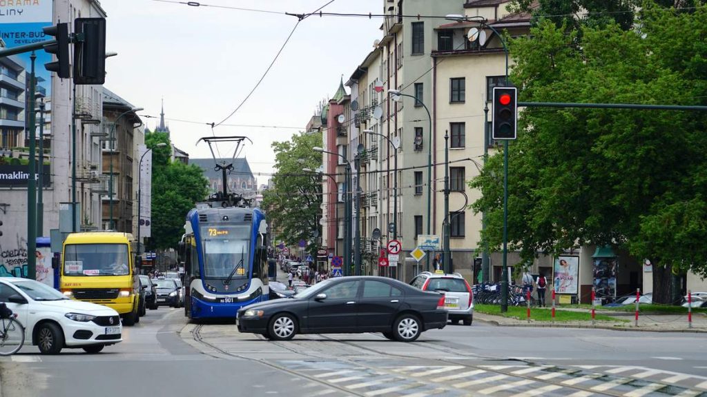 Carros circulando nas ruas de Cracóvia - Polônia