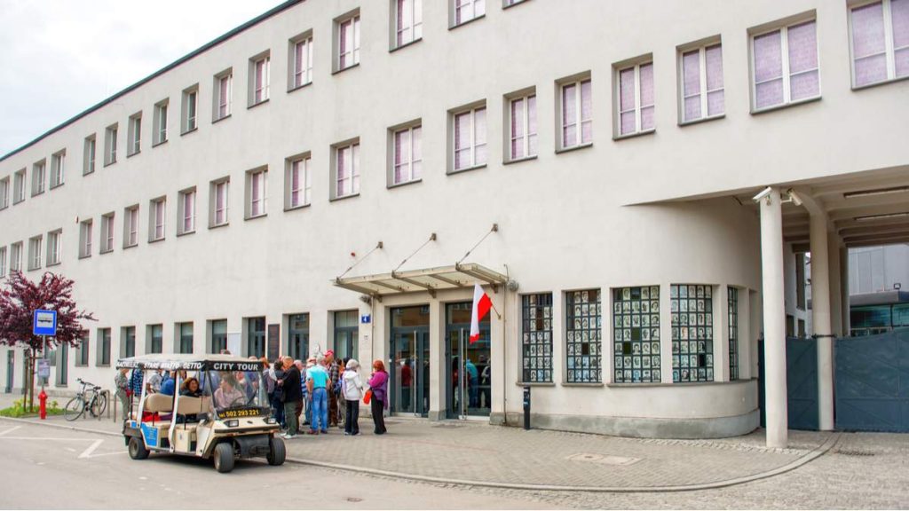 Edifício principal, entrada da fábrica de Oscar Schindler em Cracóvia, Polônia