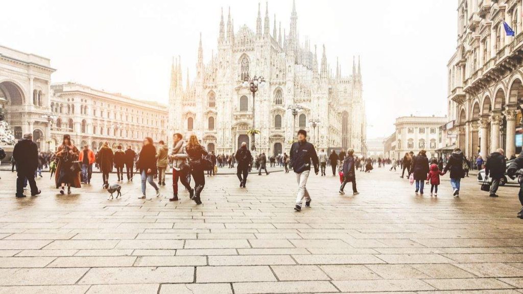 Pessoas andando na frente da Praça Duomo no inverno em Milão, Itália.