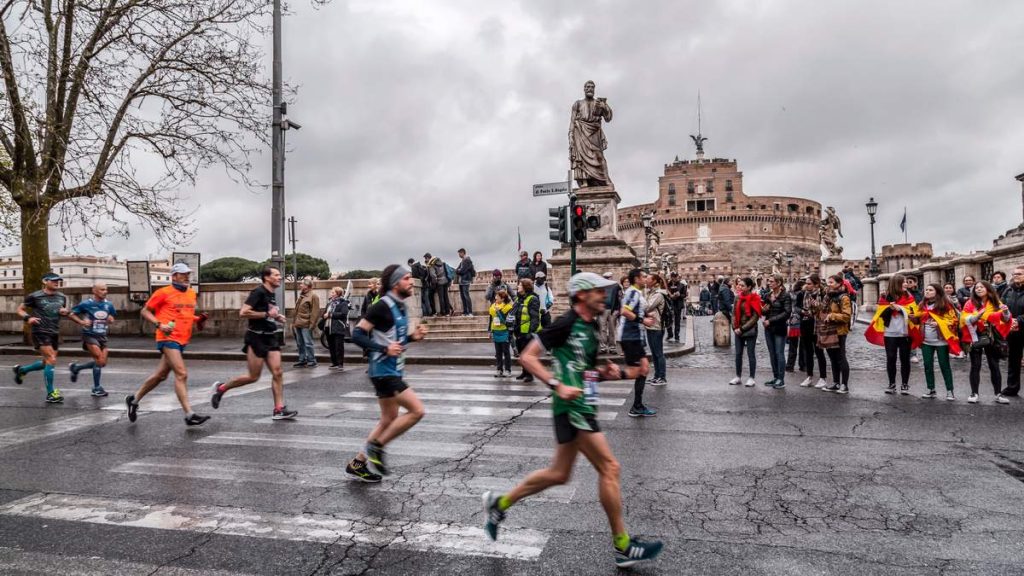 Participantes da maratona anual de Roma, Itália