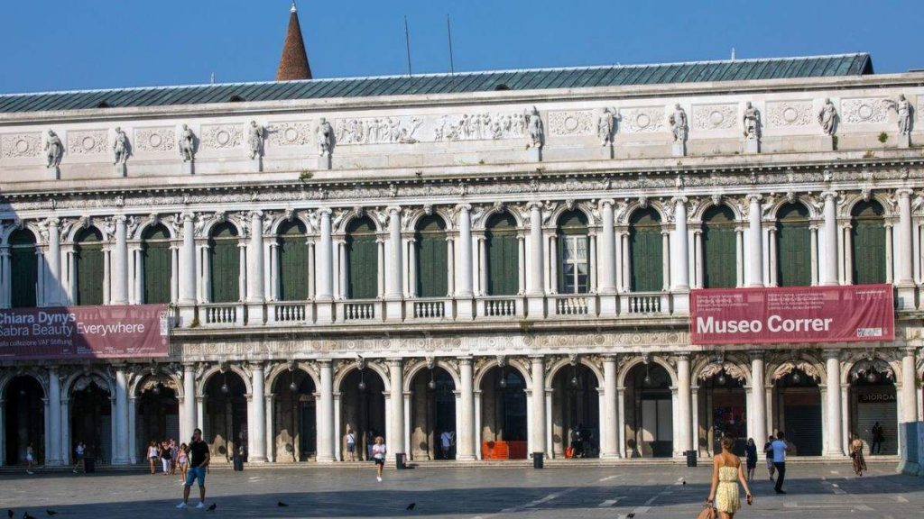 Vista para o exterior do Museo Correr, localizado na Piazza San Marco em Veneza, Itália.