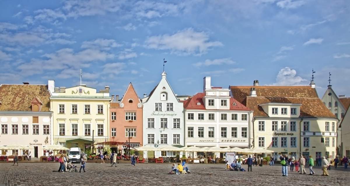A principal praça da cidade, cercada por construções medievais belíssimas;
