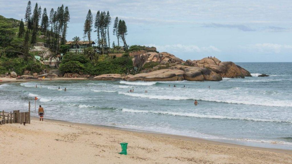 Praia da Joaquina em Santa Catarina é uma das mais belas praias do Brasil