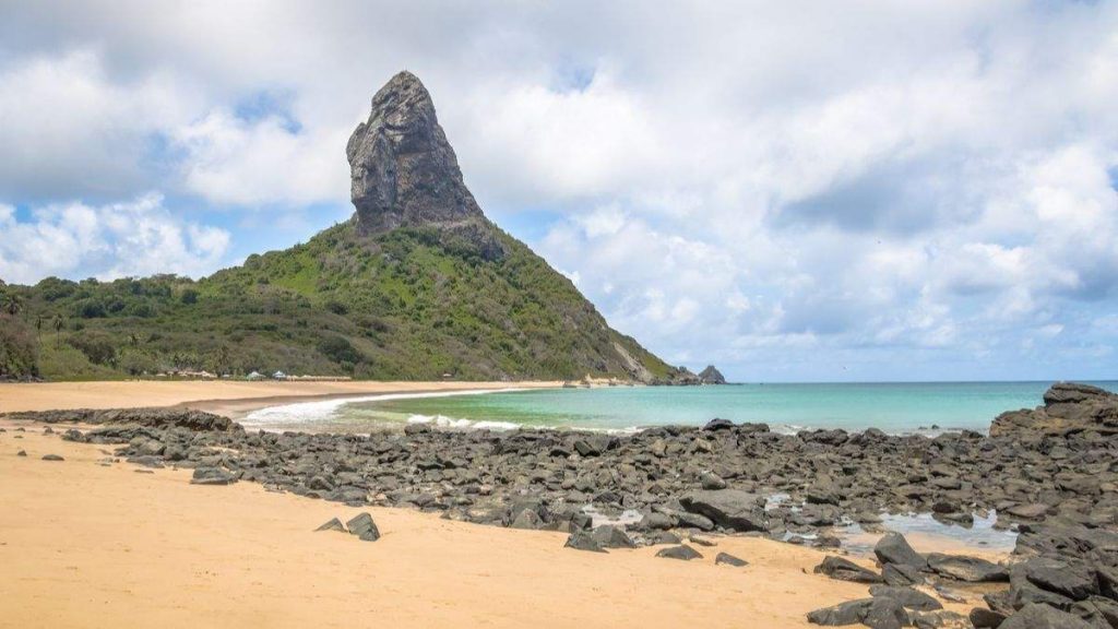 Praia da Conceição e Morro do Pico, em Fernando de Noronha.