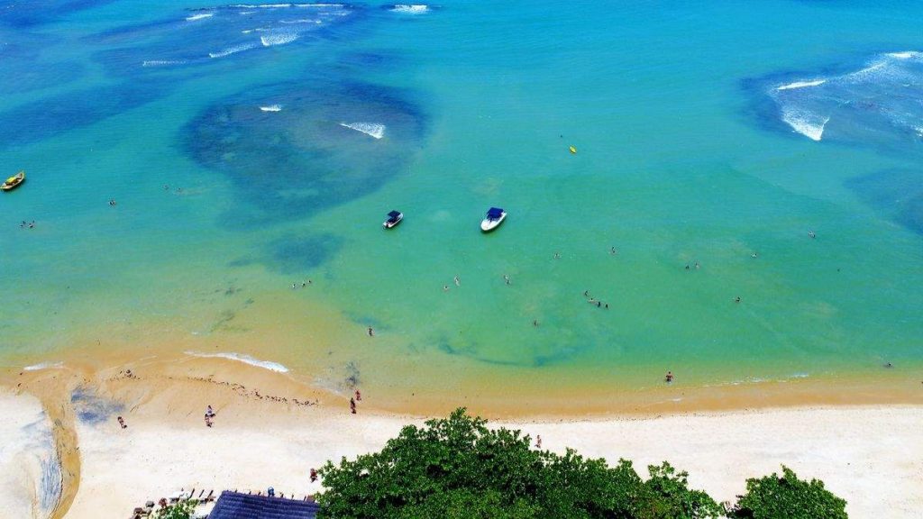 Praia do Espelho em Trancoso, Bahia é uma das mais belas praias do Brasil