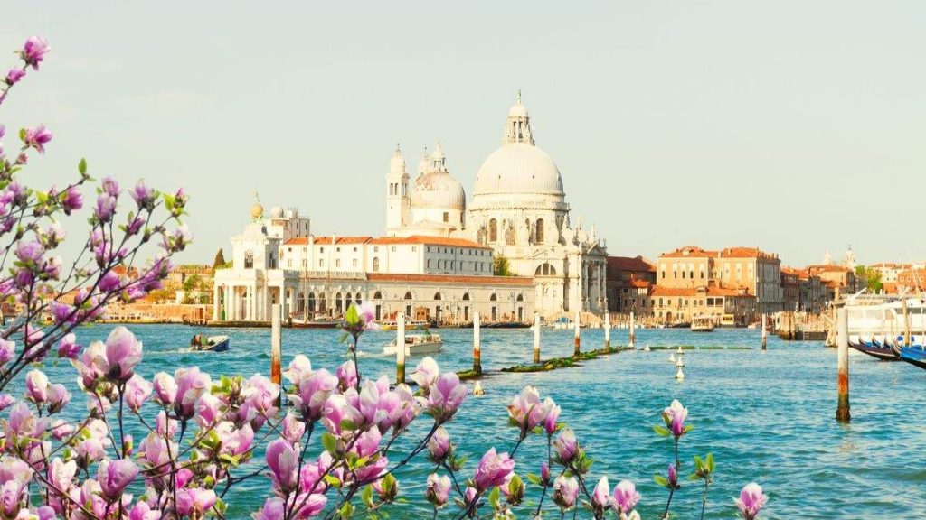 Basílica de Santa Maria della Salute e o Grande Canal água em dia de primavera, Veneza, Itália.