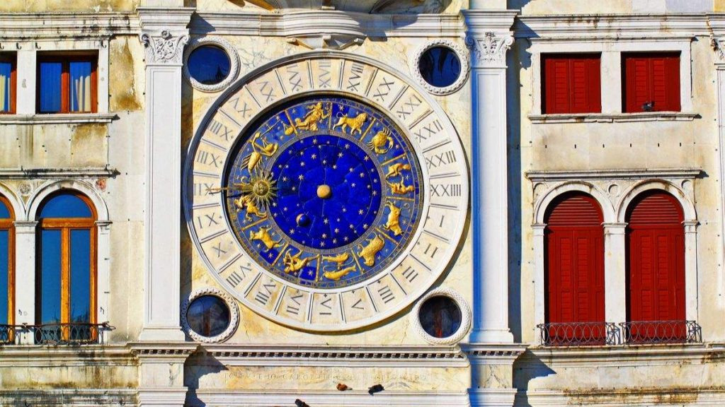 Relógio do zodíaco na Torre do relógio na Piazza San Marco em Veneza, Itália.