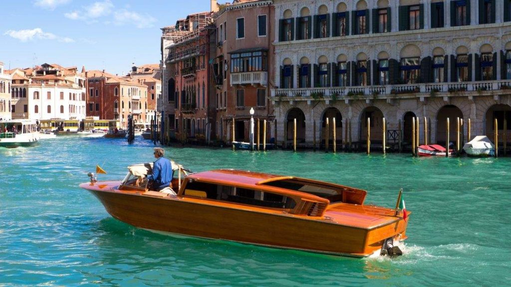 Táxi aquático no Grande Canal de Veneza, Itália.