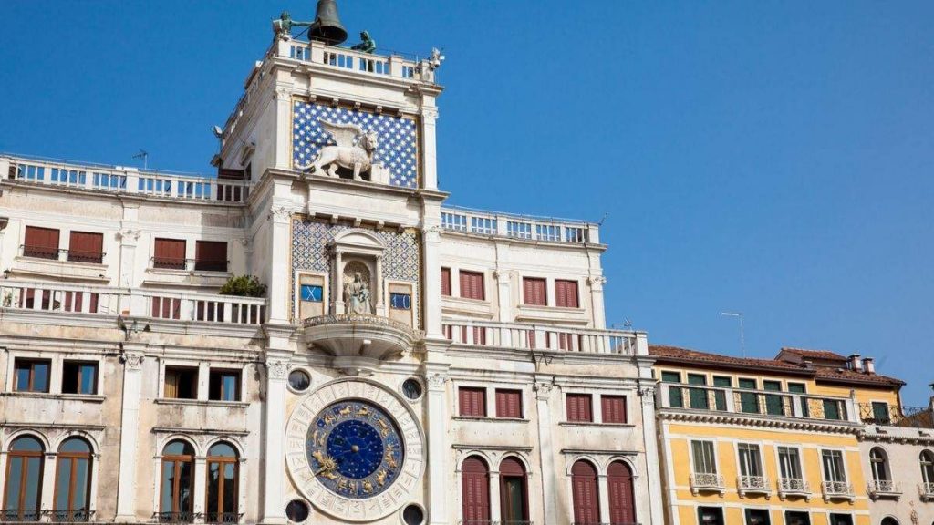 Torre do relógio na Piazza San Marco em Veneza, Itália.