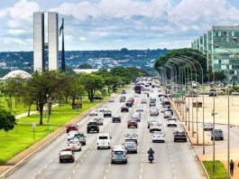 Vista do tráfego na rua movimentada de Brasília.
