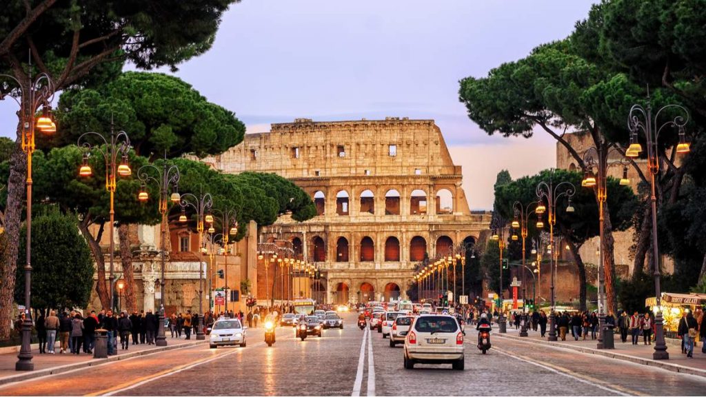 Tráfego de carros em rua de Roma - Itália