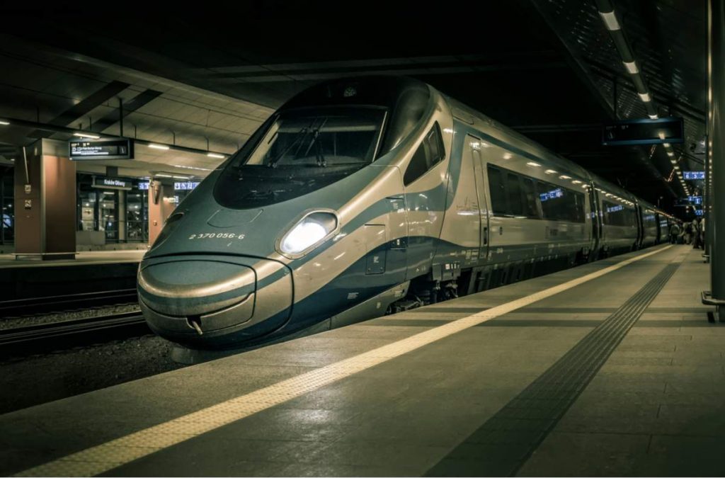 Trem de alta velocidade, na principal estação ferroviária de Cracóvia, Polônia 
