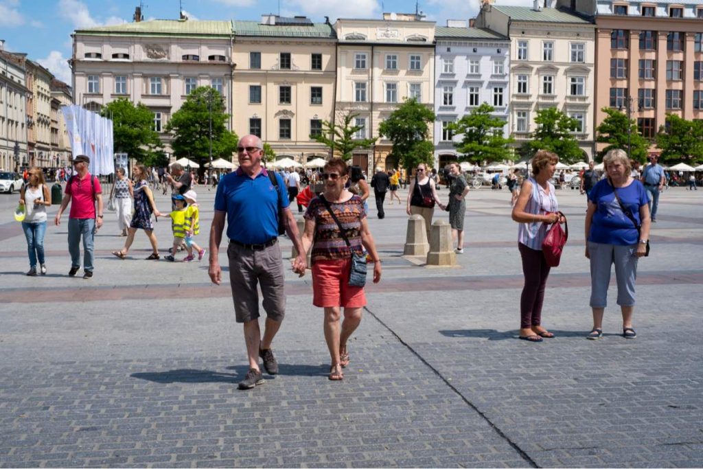 Turistas na praça principal de Cracóvia - Polônia