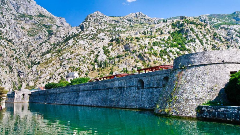 Fortificações da muralha da cidade de Kotor, Montenegro (patrimônio mundial da UNESCO)